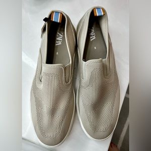 Men’s Zara Slip-on comfy stretch material loafers in khaki- Size 11. NWT